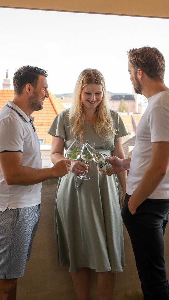 CHEERS🥂
Wir stoßen an auf einen wunderbaren und erfolgreichen Sommer 2022! 😍
DANKE an euch alle! 💚

#chooseJUZZZ #JUZZZ #startup #austria #young #verjus #wine #drinks #wineglas #winery #regional #krems