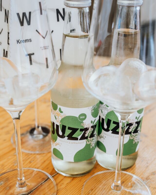 Samstag Abend = Zeit für JUZZZ 😍
➡️ Wo genießt du am liebsten JUZZZ? Zuhause oder im Lokal?
P.S.: JUZZZ ist zum Beispiel in der Kremser Weinbar Wine Time erhältlich! 💚
 #grapes #austria #chooseJUZZZ #juzzz #regional #winery #wine #drink #verjus #startup #krems